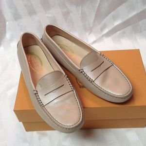 Tod's creamy tan leather loafer drivers